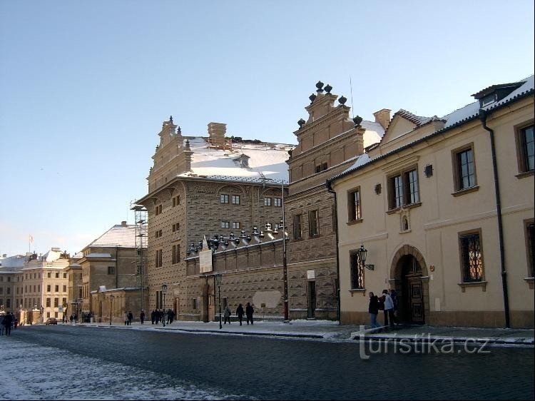 Hradčanské nám. 2: Původně se na místě současného paláce, zvaného rovněž Lobkowi