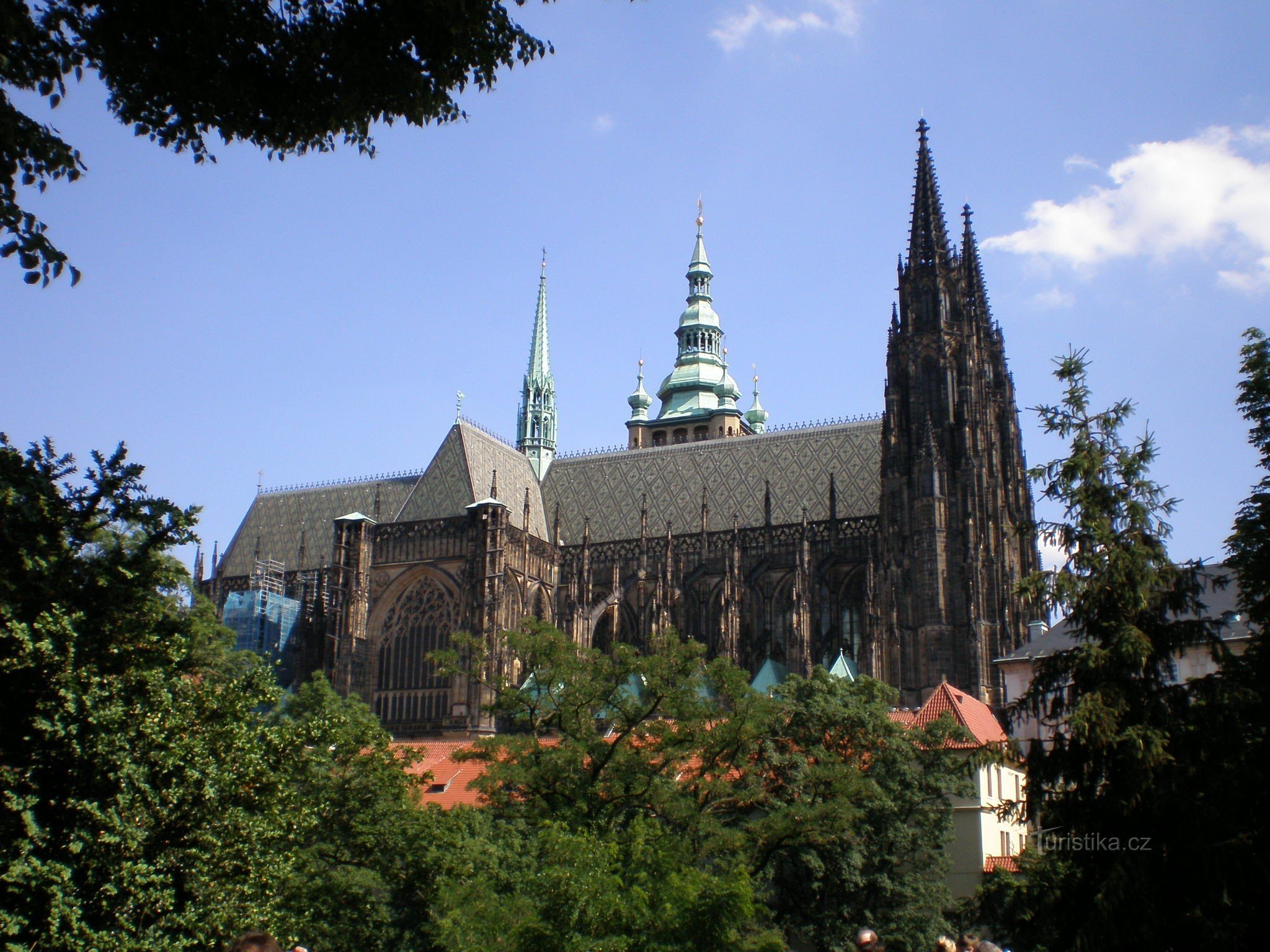 Hradčany - vue de l'église de St. Bienvenue du Jardin Royal