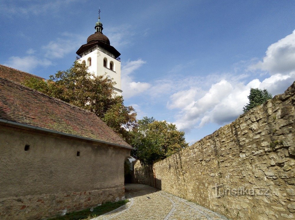 sezione muraria dietro la chiesa