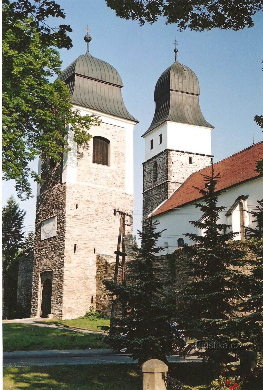 Tòa tháp lâu đài ở nhà thờ St. John the Baptist