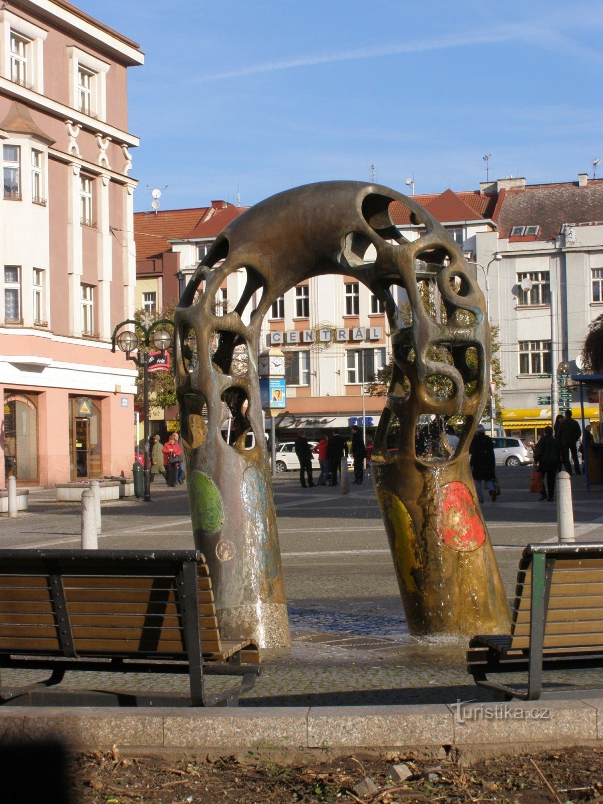 Hradec Králové - fuente en la plaza Baťka
