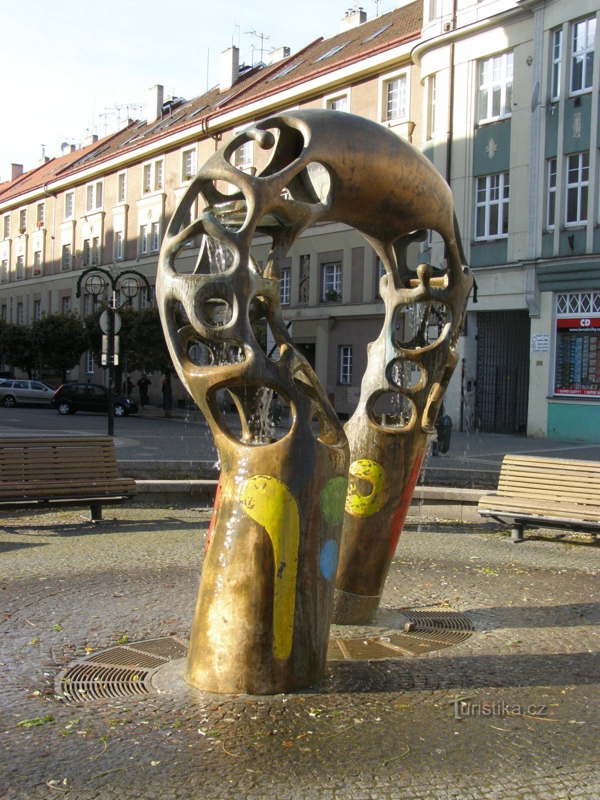 Hradec Králové - fuente en la plaza Baťka