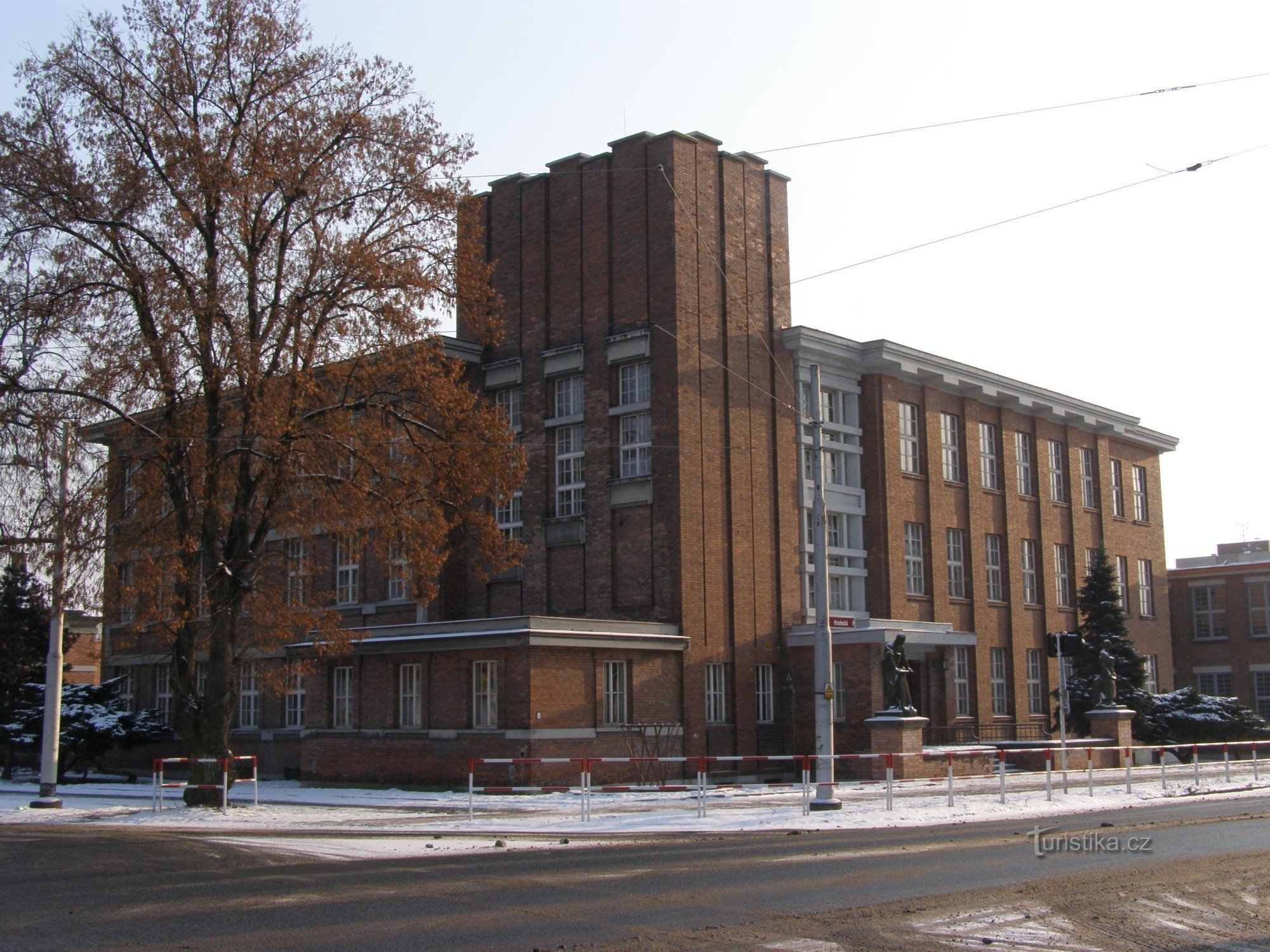 Hradec Králové - la antigua escuela Koželuž de Gočár