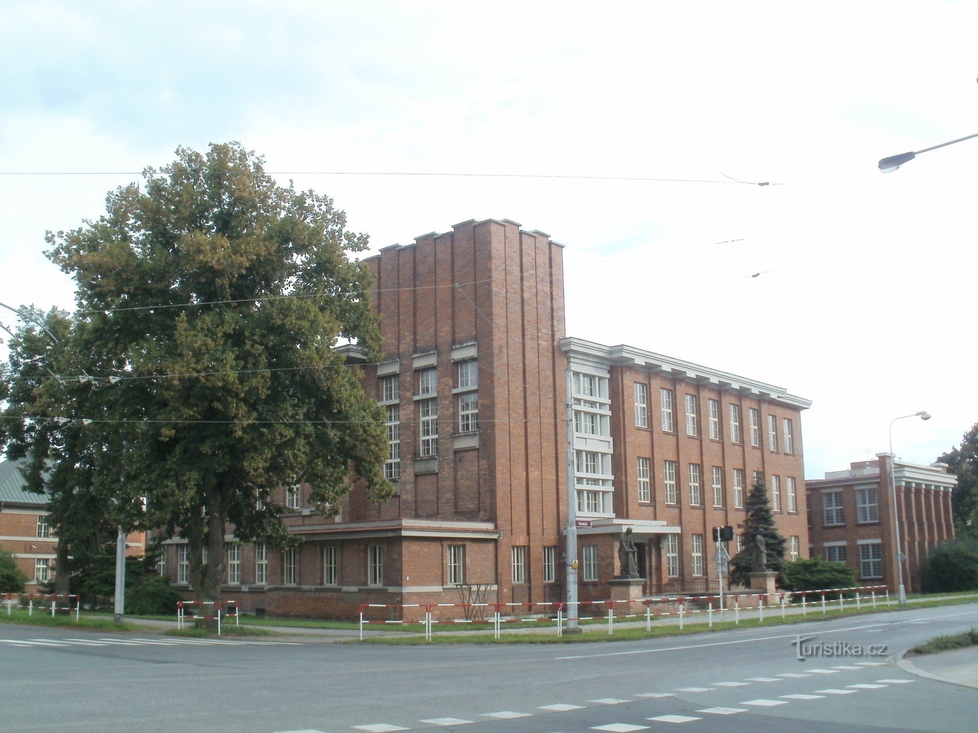 Hradec Králové - la antigua escuela Koželuž de Gočár