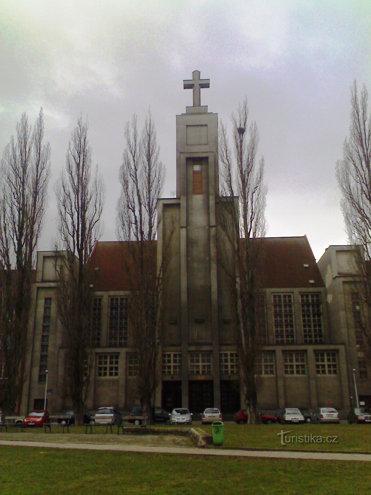 Hradec Králové - Herrens guddommelige hjertes kirke (før pladsen blev repareret)