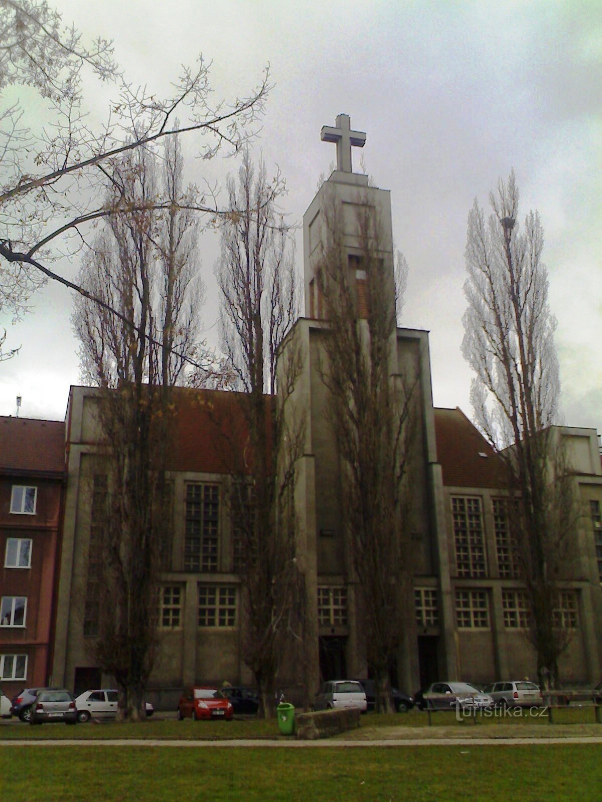 Hradec Králové - Nhà thờ Thánh Tâm Chúa (trước khi sửa quảng trường)