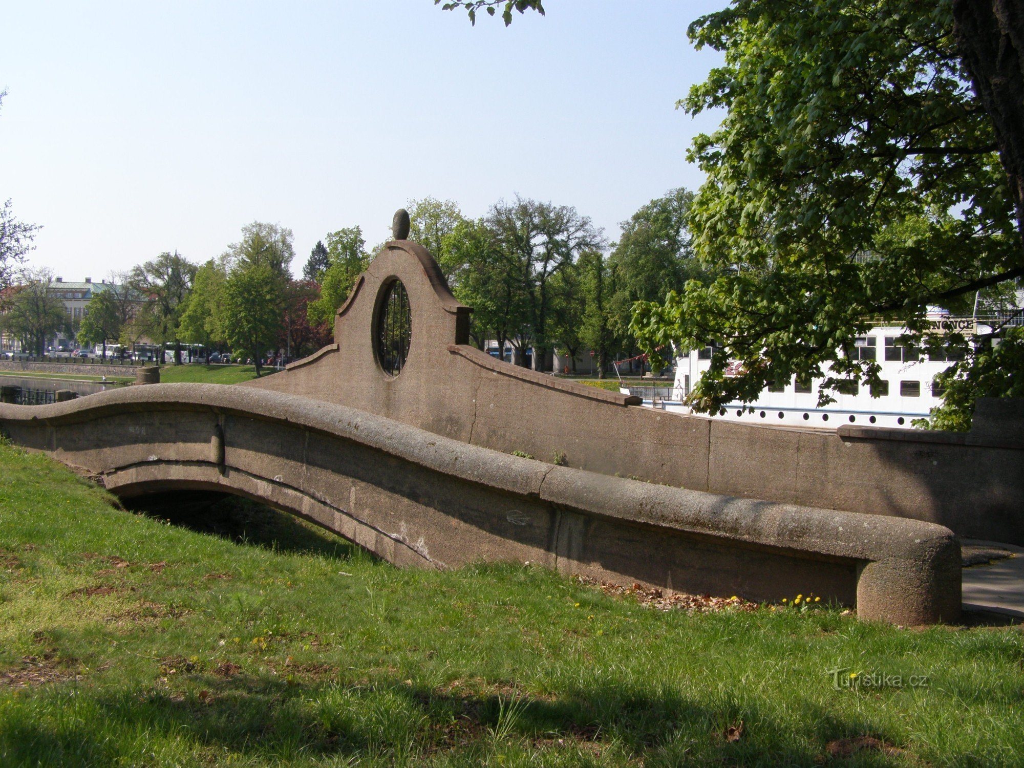 Hradec Králové - a ponte sobre o córrego Piletický