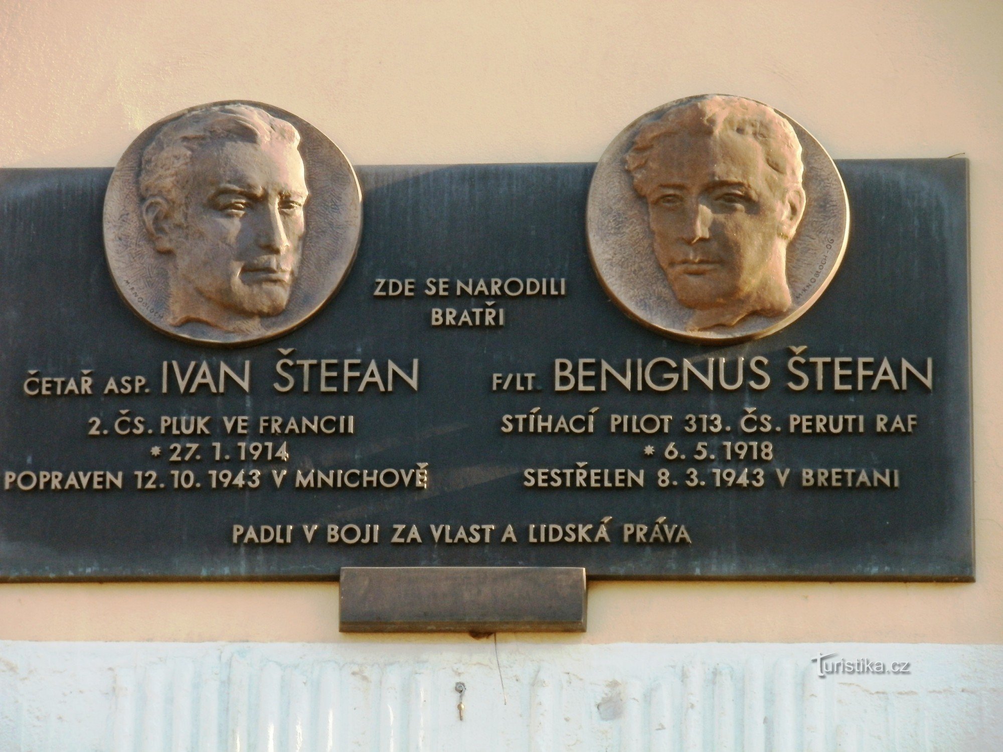 Hradec Králové - gedenkplaat van de gebroeders Štefan