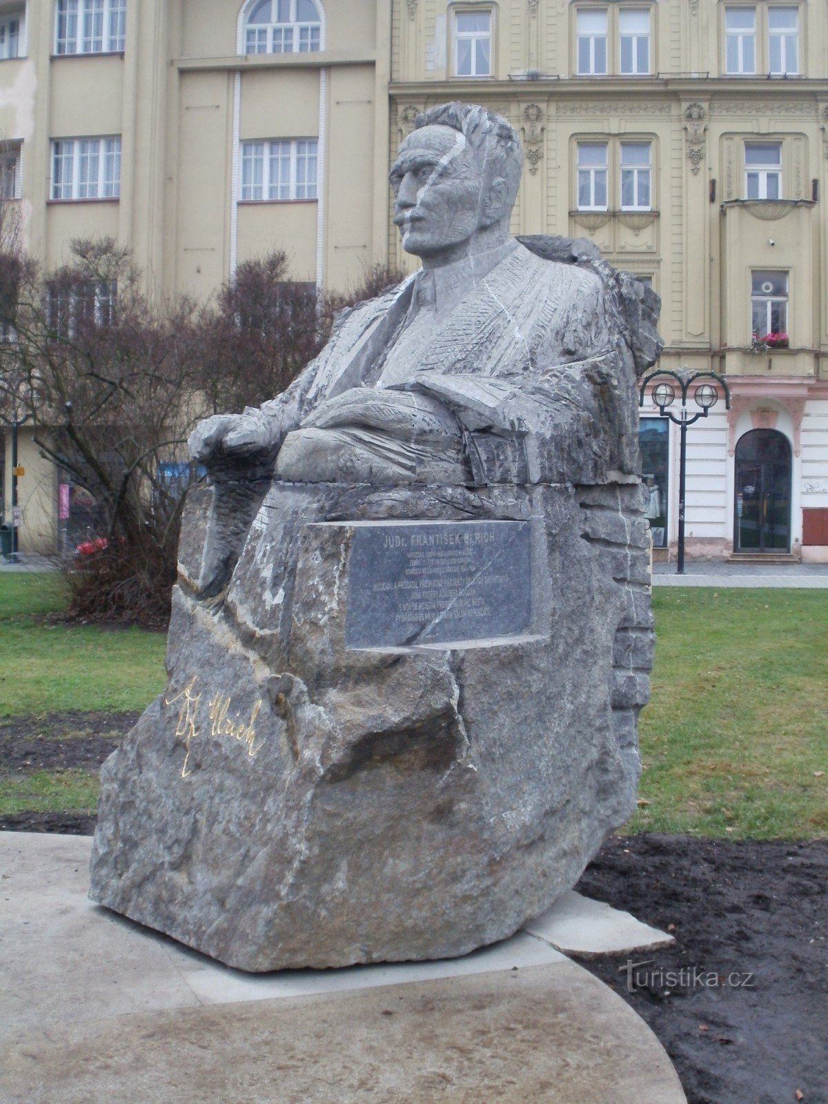 Hradec Králové - tượng đài JUDr. Antonín Ulrich