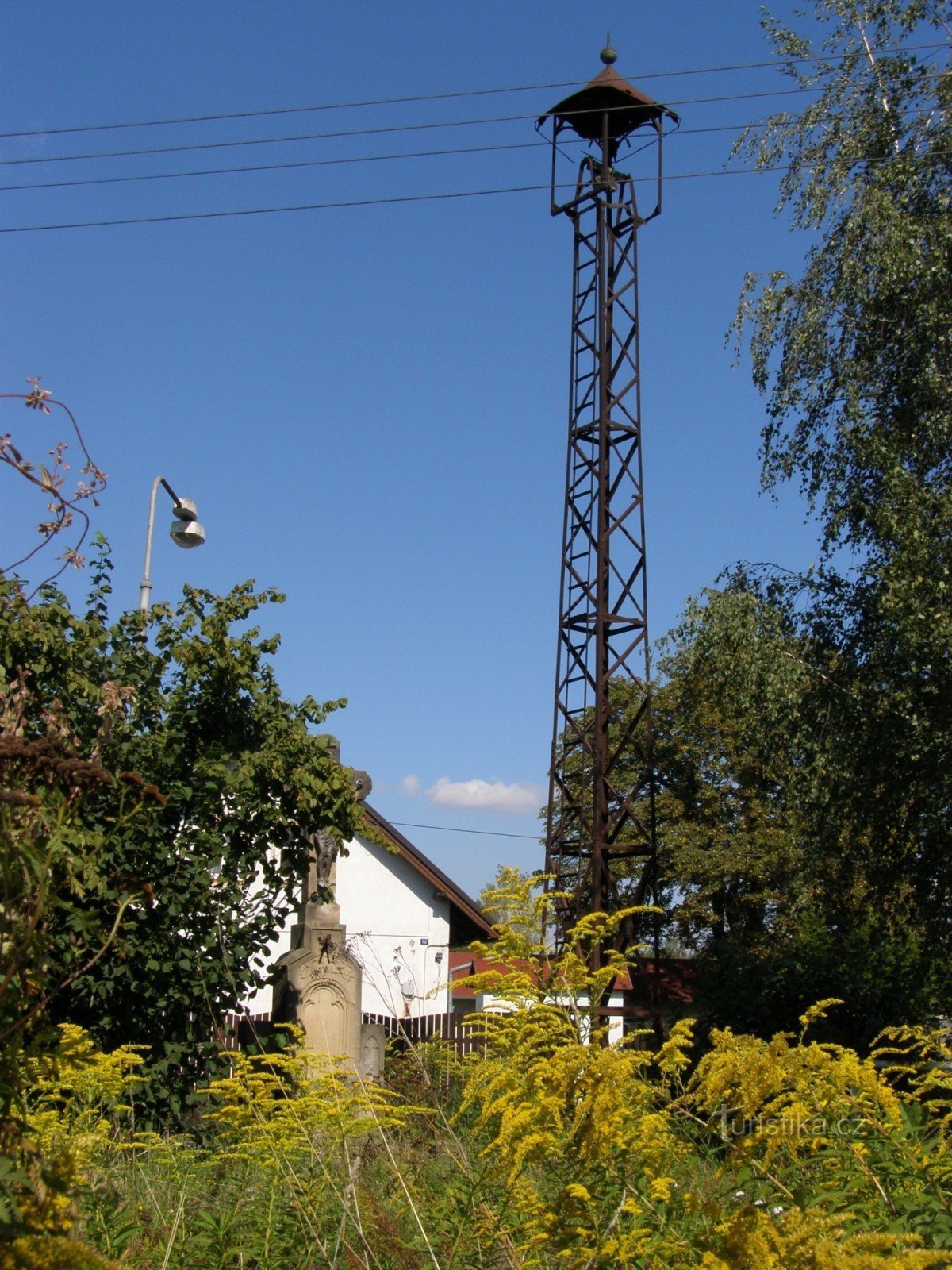 Hradec Králové - monumento della crocifissione con campanile nel sobborgo della Slesia