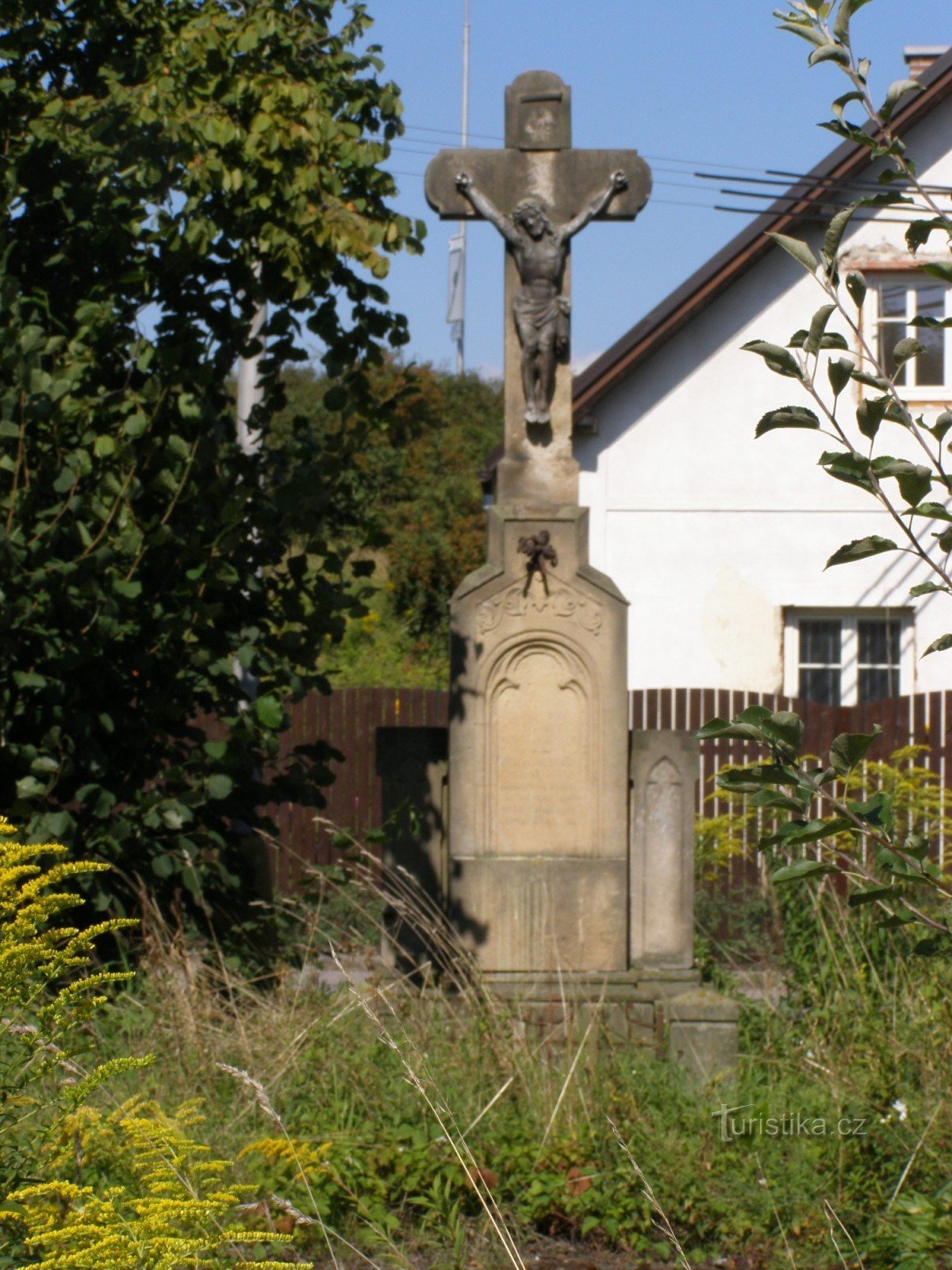 Градец Кралове - памятник распятию с колокольней в Силезском пригороде
