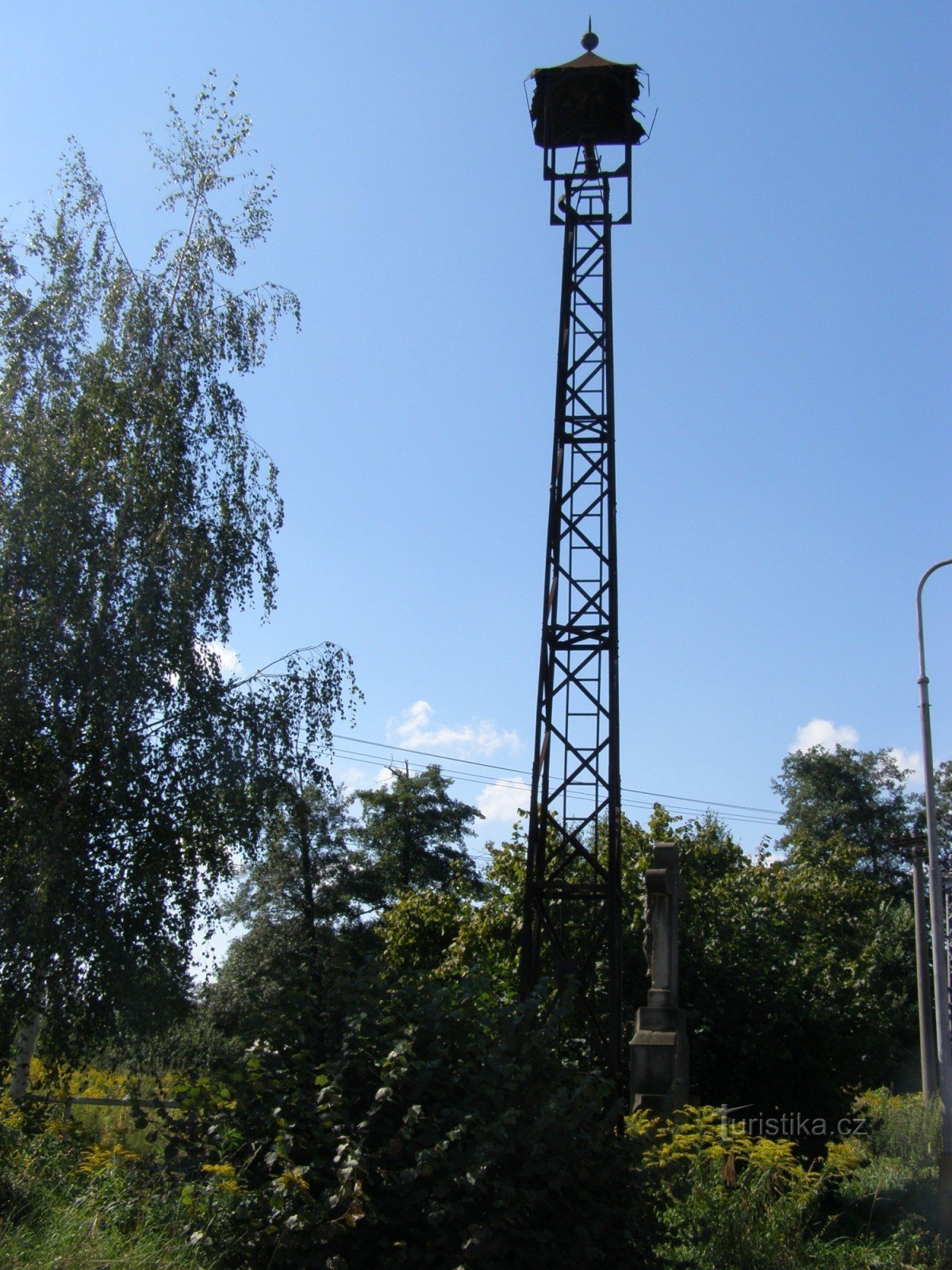 Hradec Králové - đài kỷ niệm đóng đinh với tháp chuông ở ngoại ô Silesian
