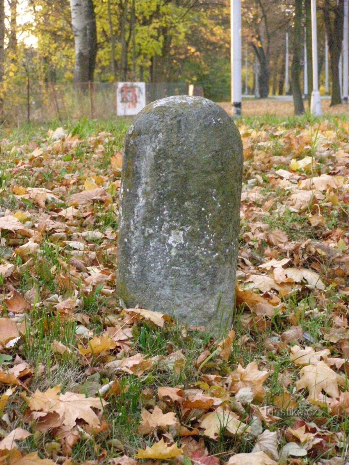 Hradec Králové - sotilaslinnoituksen jäänteet - pollarit Brněnská-kadulla