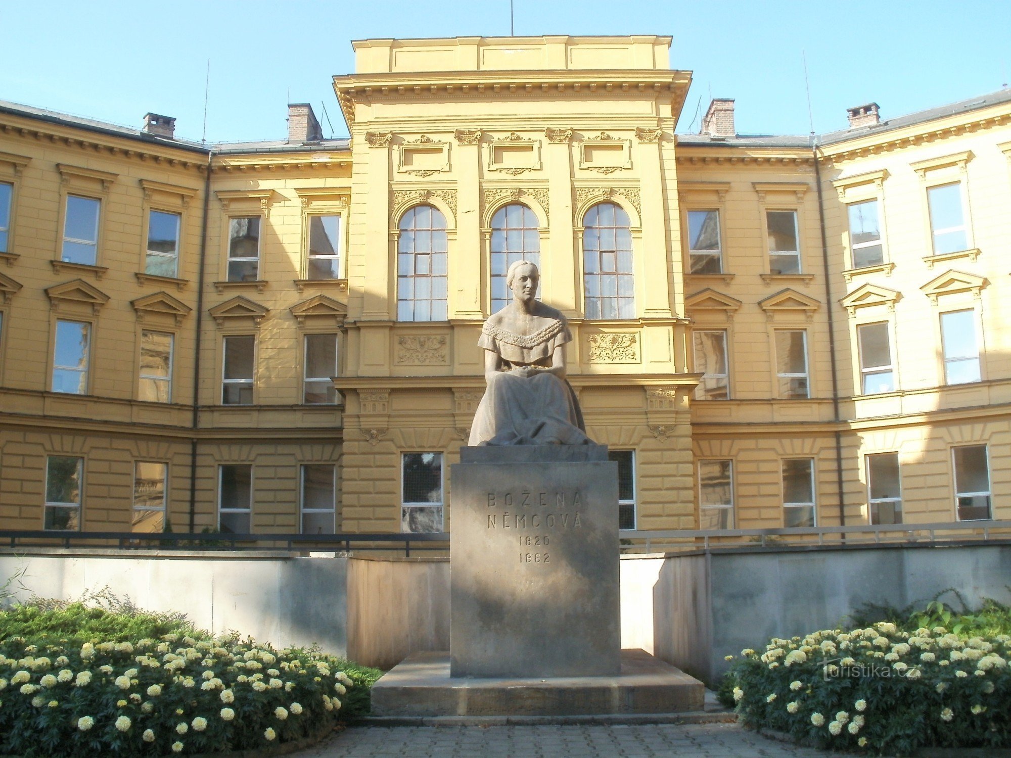 Hradec Králové - standbeeld van Božena Němcová