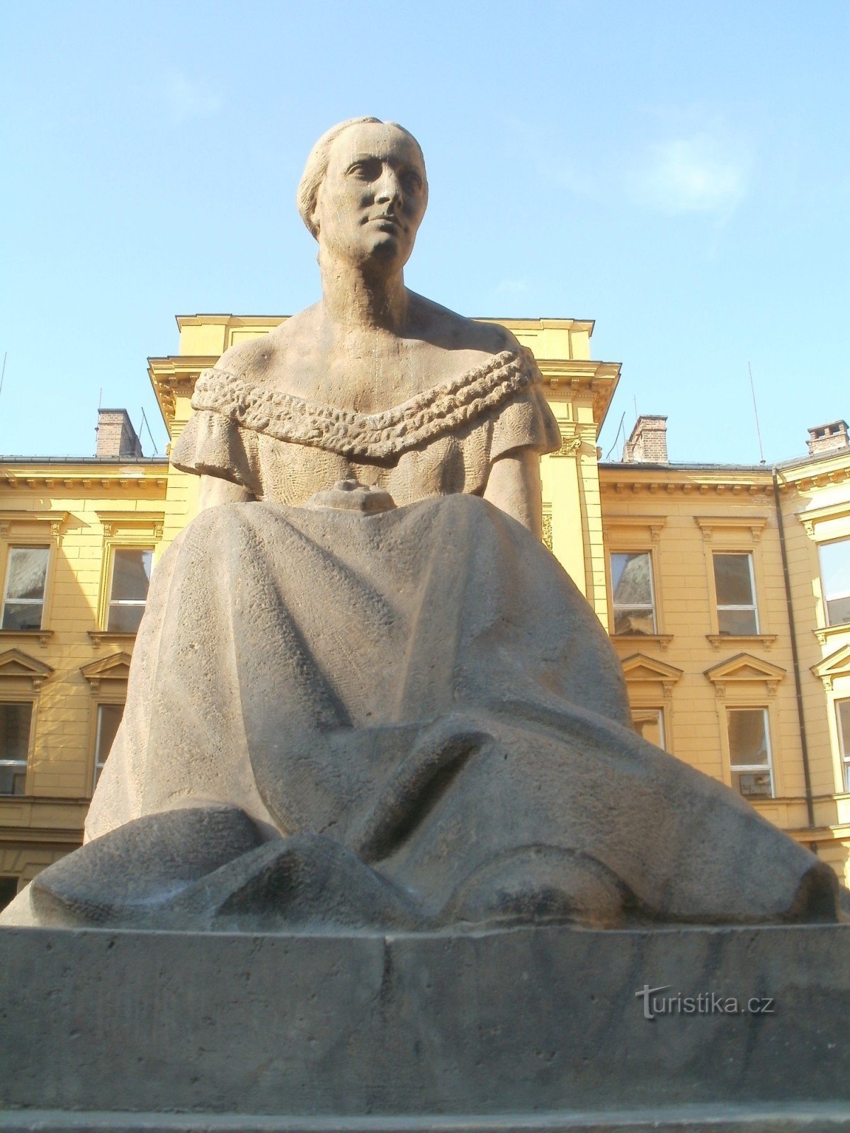 Hradec Králové - statua di Božena Němcová