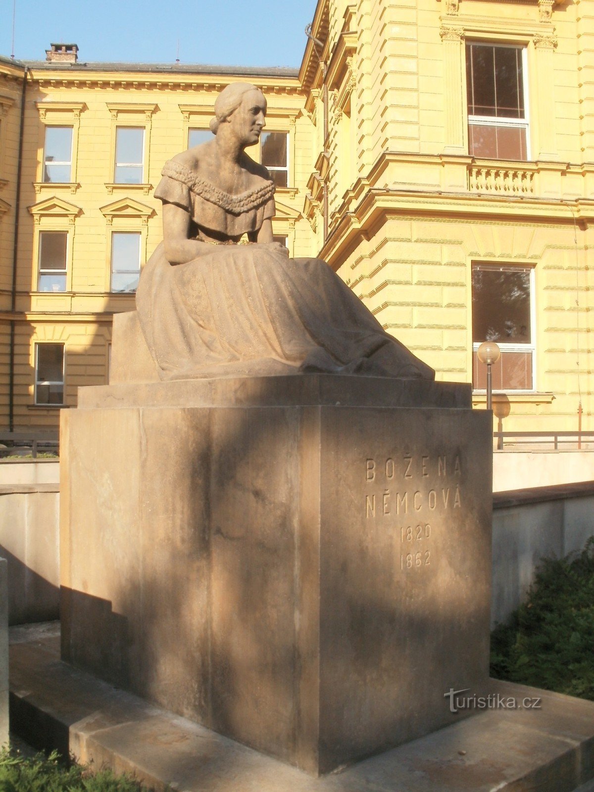 Hradec Králové - statua di Božena Němcová