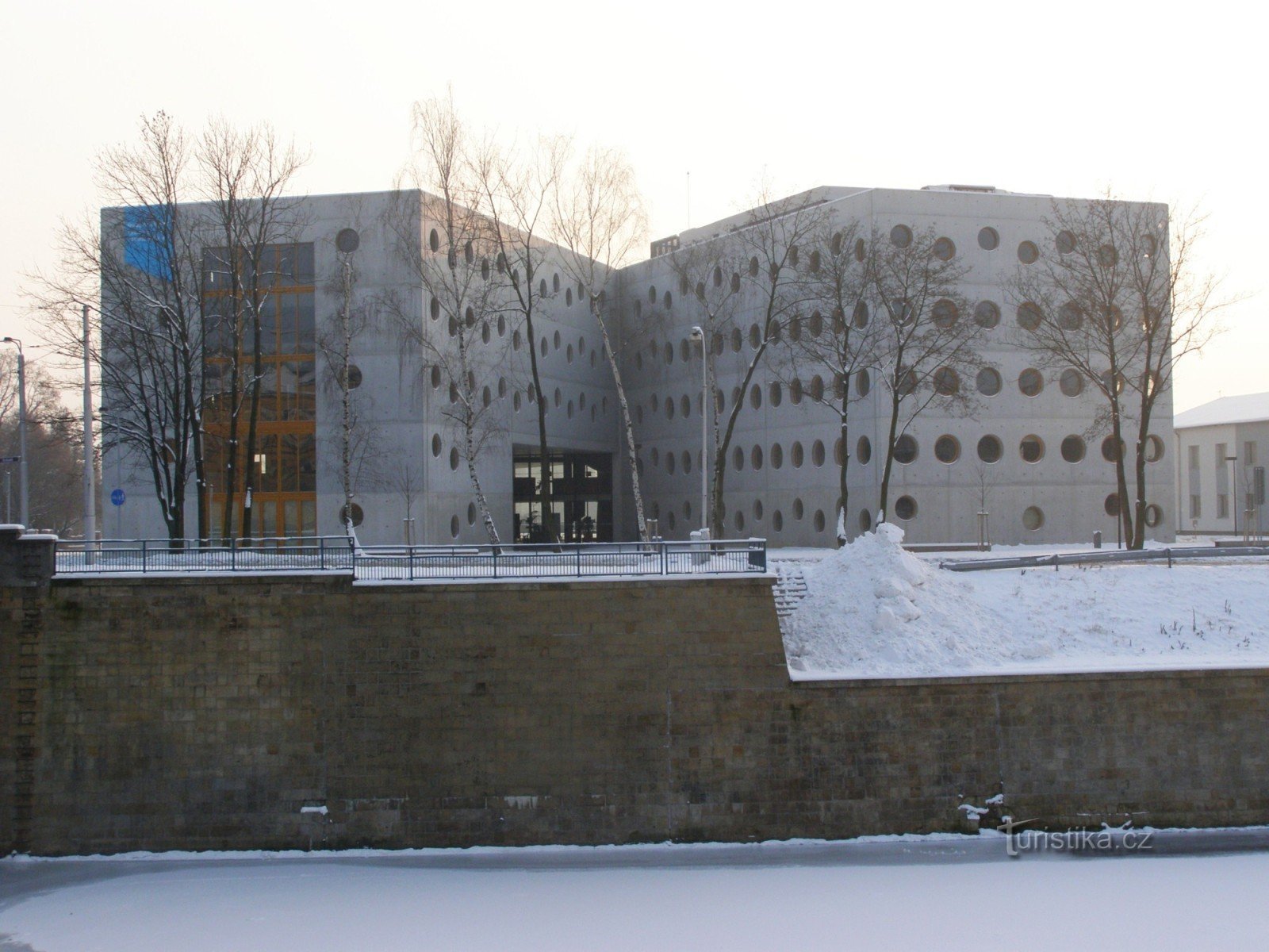 Hradec Králové - biblioteca de estudio e investigación