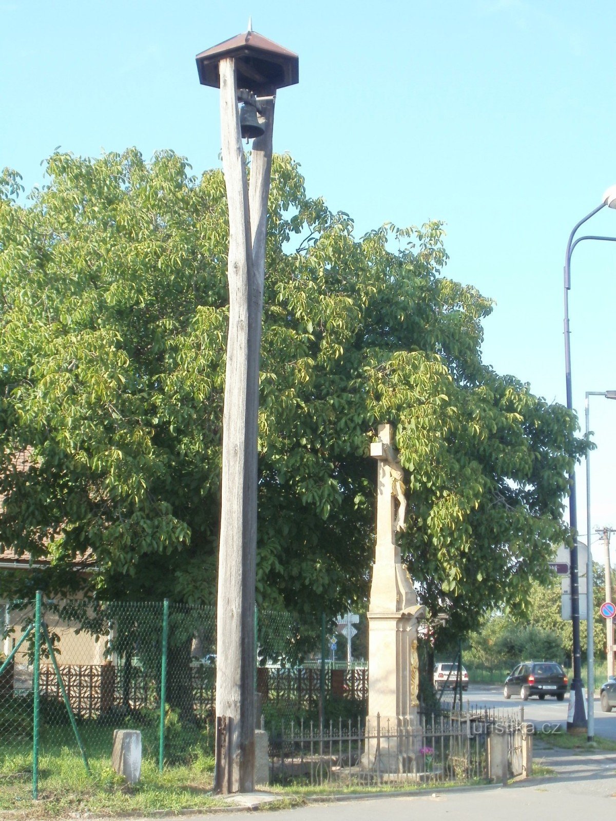 Hradec Králové - Glockenturm und Kreuzigungsdenkmal in Věkošy