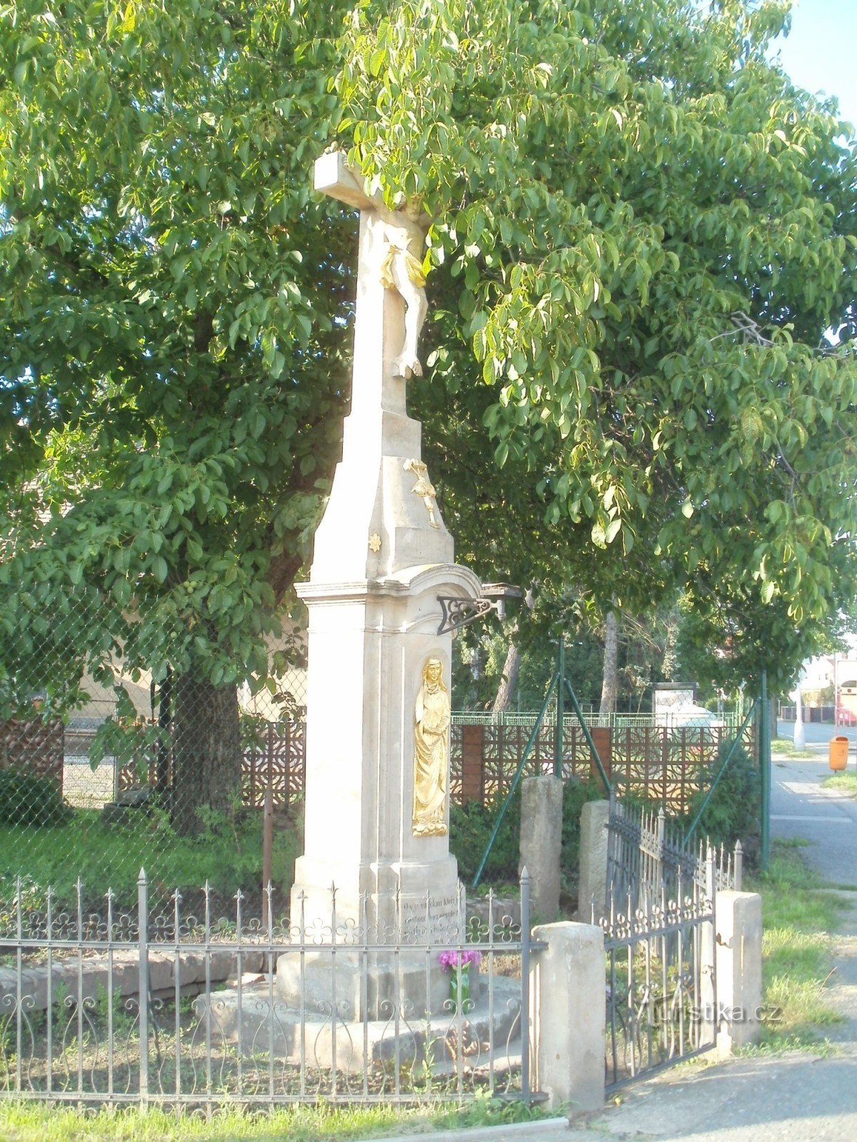 Hradec Králové - Glockenturm und Kreuzigungsdenkmal in Věkošy