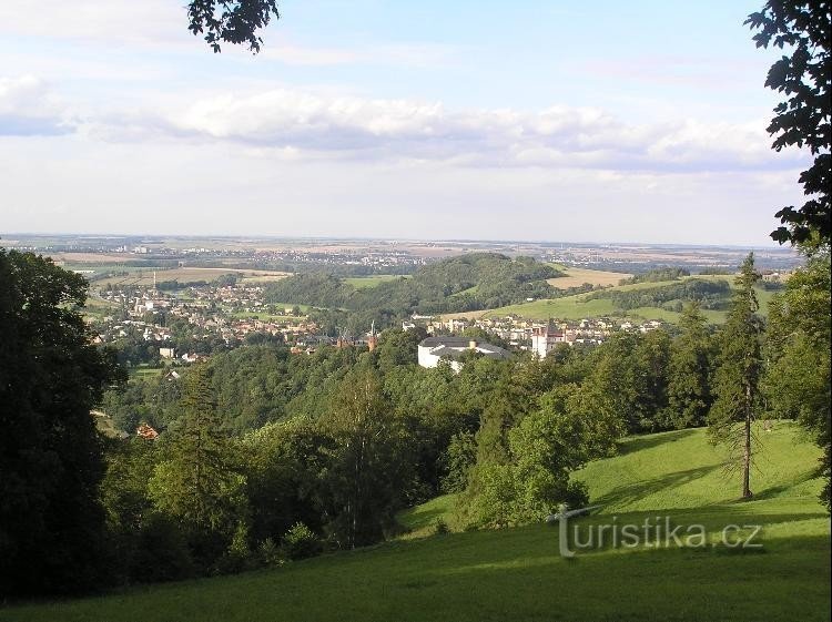 Hradec: Blick vom Aussichtspunkt Bezruč auf die Burg Hradec