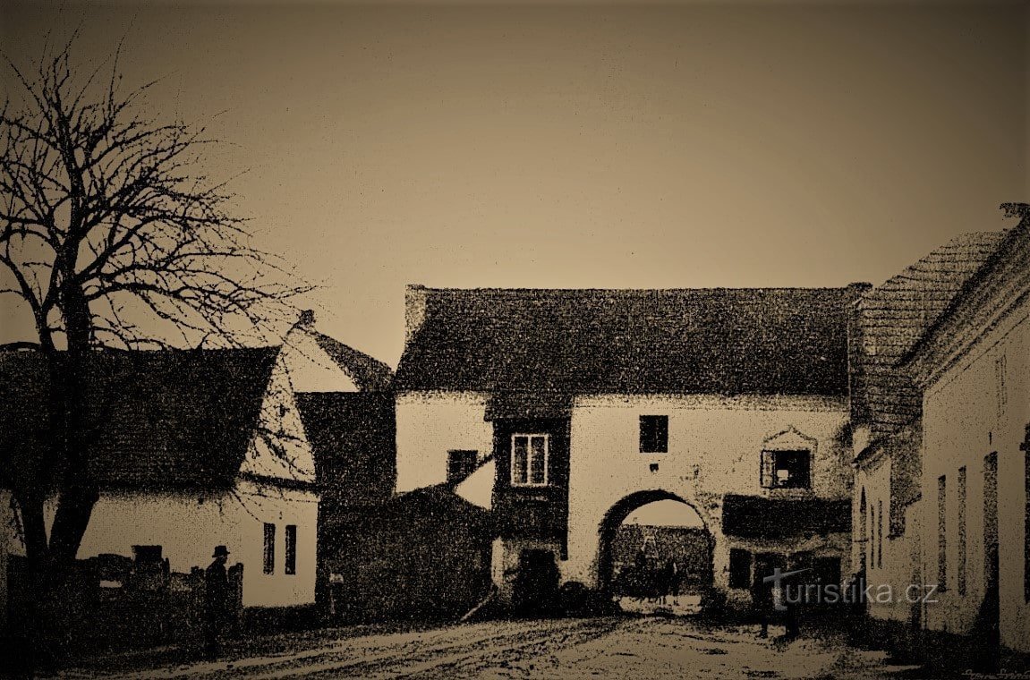 Puerta del castillo de Hradec en Lázně Bohdanč antes de su demolición