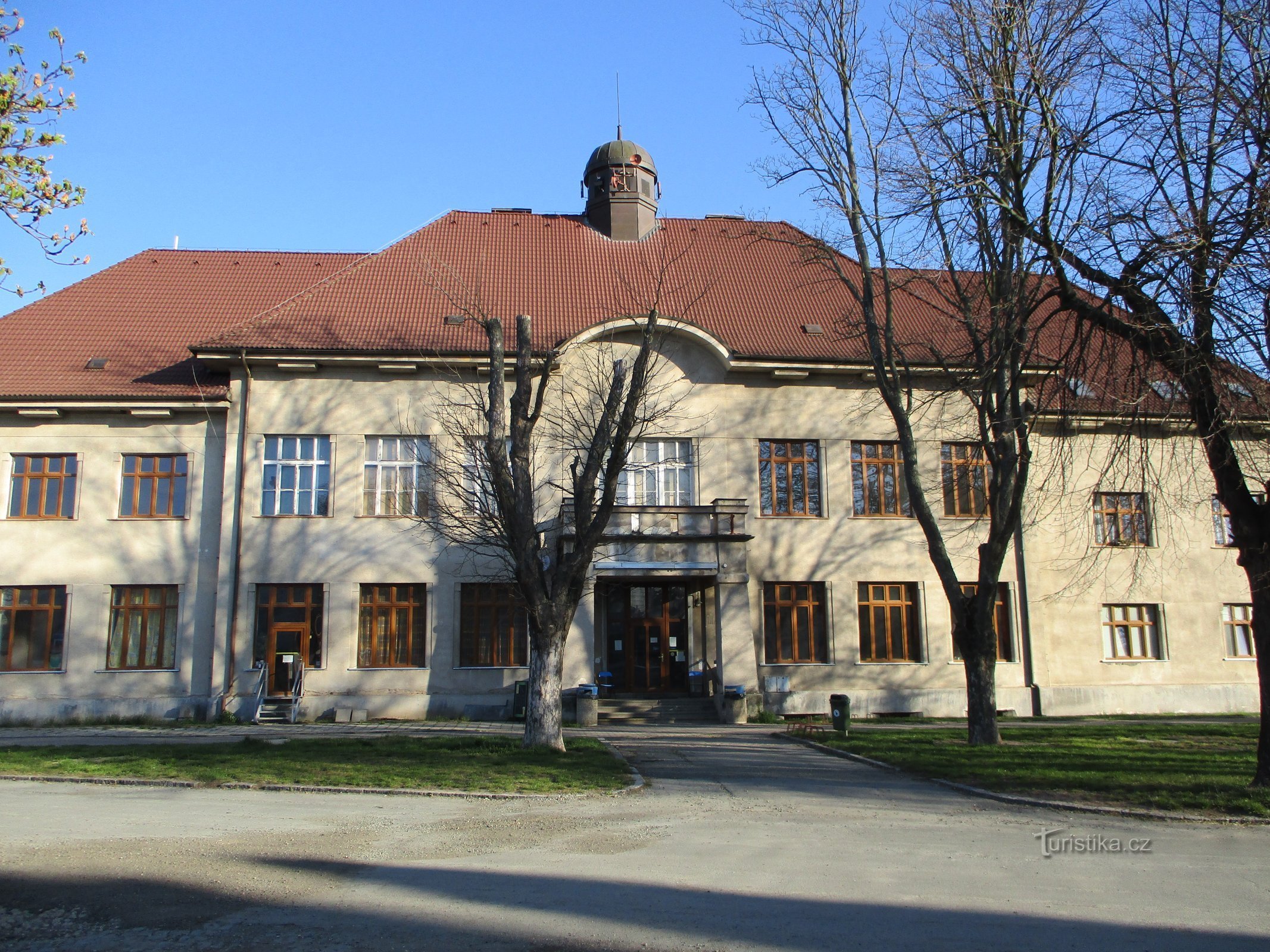Hradecká čp. 151 (bývalá škola chlapecké výchovny, Opatovice nad Labem, 12.4.2020)