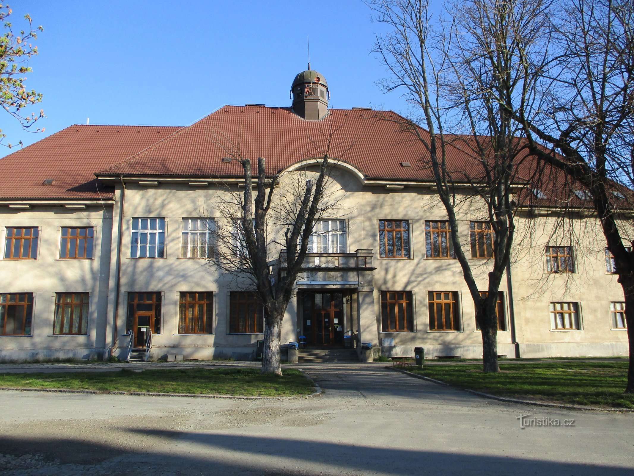 Hradecká Nr. 151 (ehemalige Knabenschule, Opatovice nad Labem, 12.4.2020)