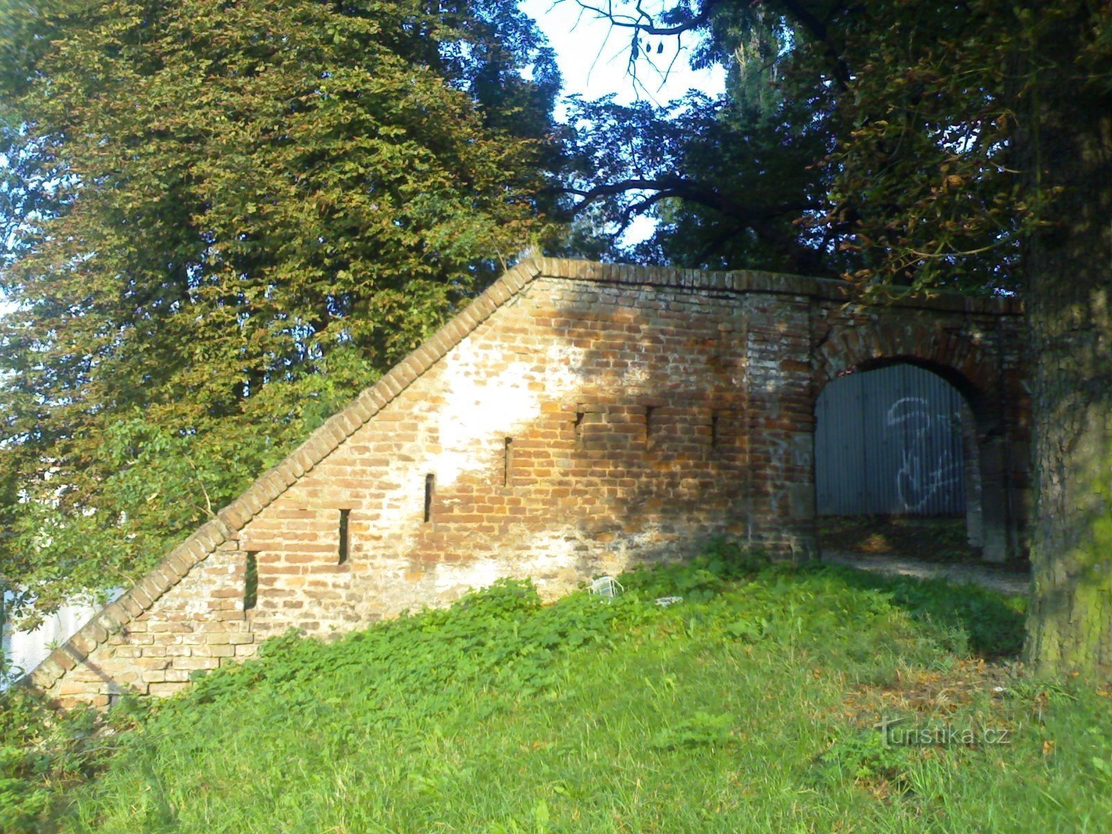 Hradecin linnoitus, linnoitusten jäänteet - Linnoituksen käytävä lähellä Orlicea