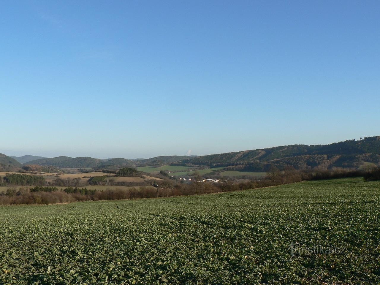 Hrádek, utsikt mot SE, i bakgrunden ånga över Temelín