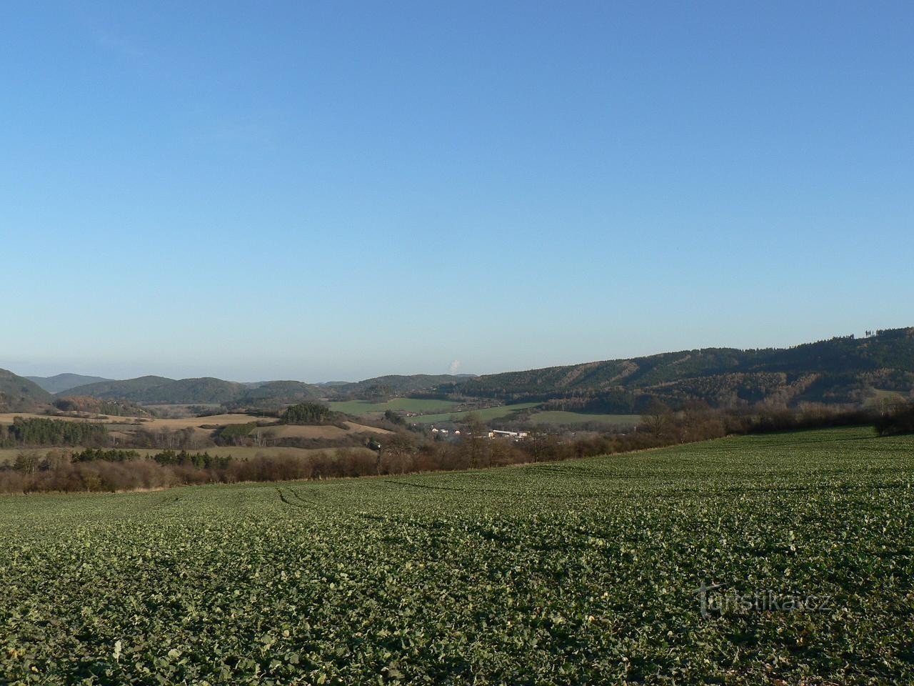 Hrádek, Blick nach SO, im Hintergrund Dampf über Temelín