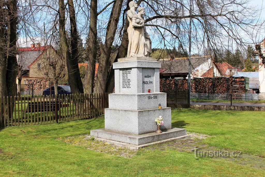 Замок под Сушице, памятник павшим