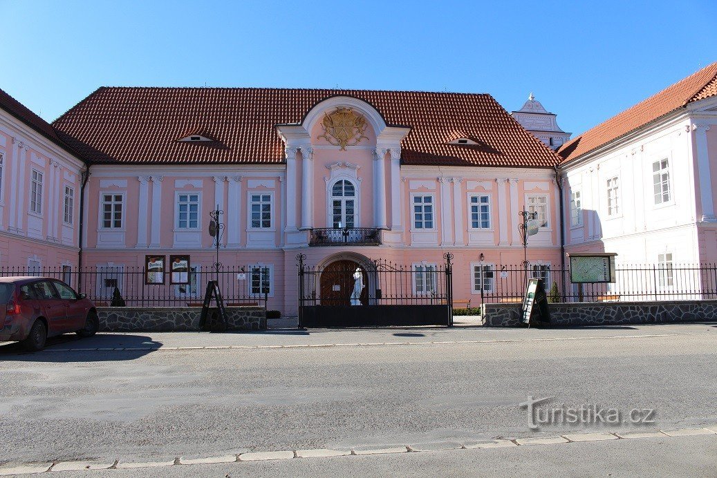 Hrádek u Sušice, framför slottet