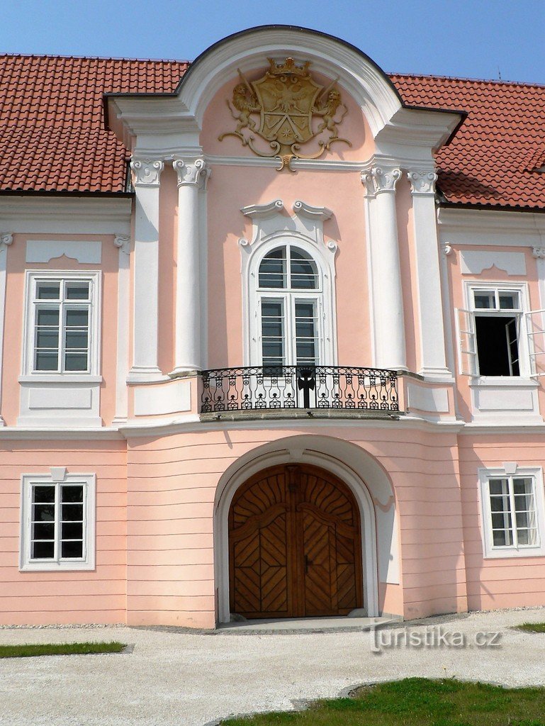 Kastély, a kastély bejárata