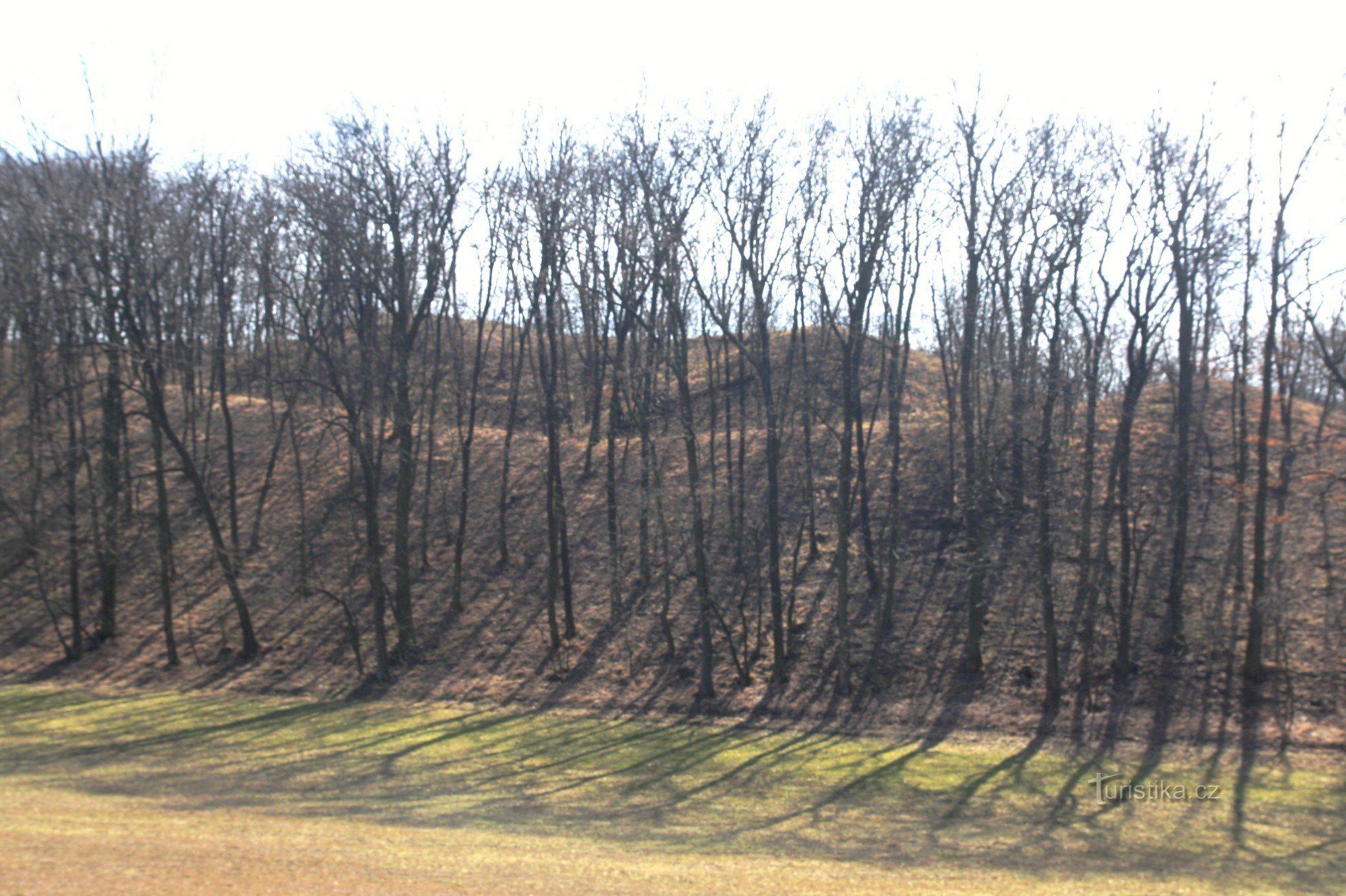 Hrádek ze svahu údolí od severozápadu