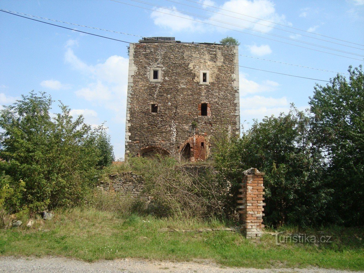 Hradenín-tvrz-Foto:Ulrych Mir.