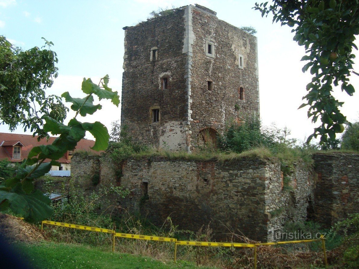 Hradenín - fortezza con fossato - Foto: Ulrych Mir.