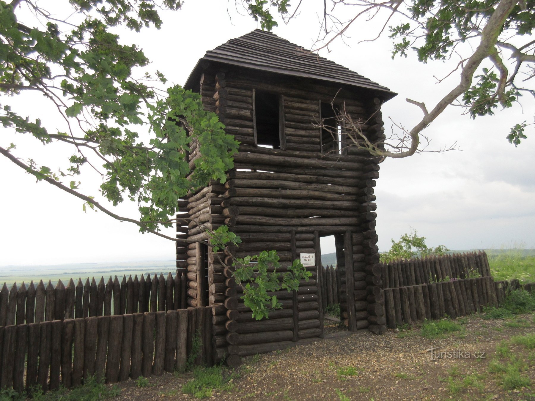 Hradiště y mirador Rubín (Podbořany)