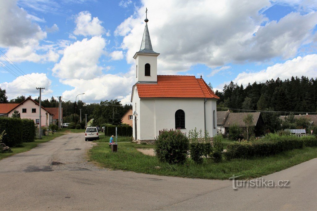 Hradiště, vista do semi-reboque e da capela