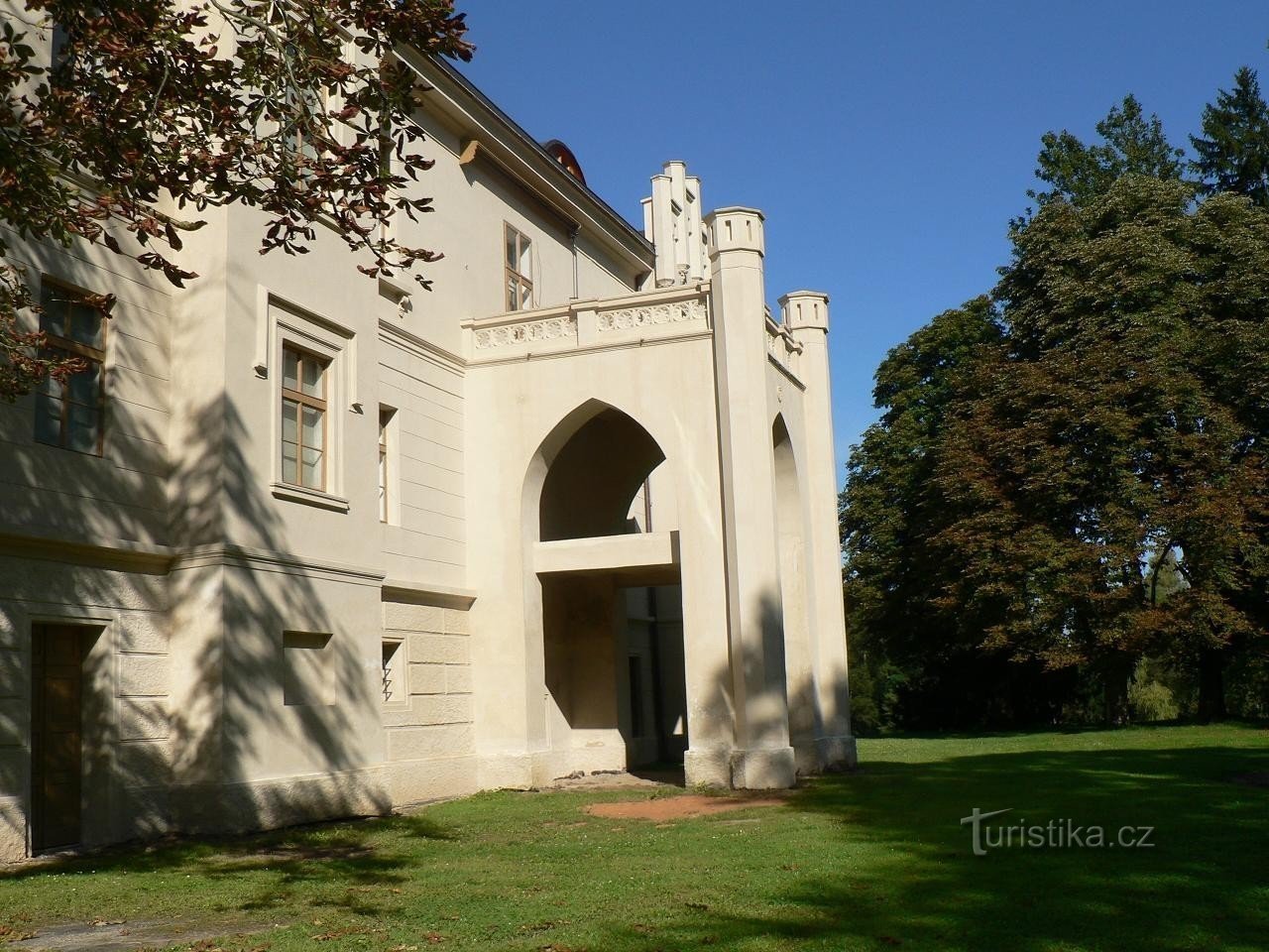 Hradiště, melléképület, kilátással a parkra