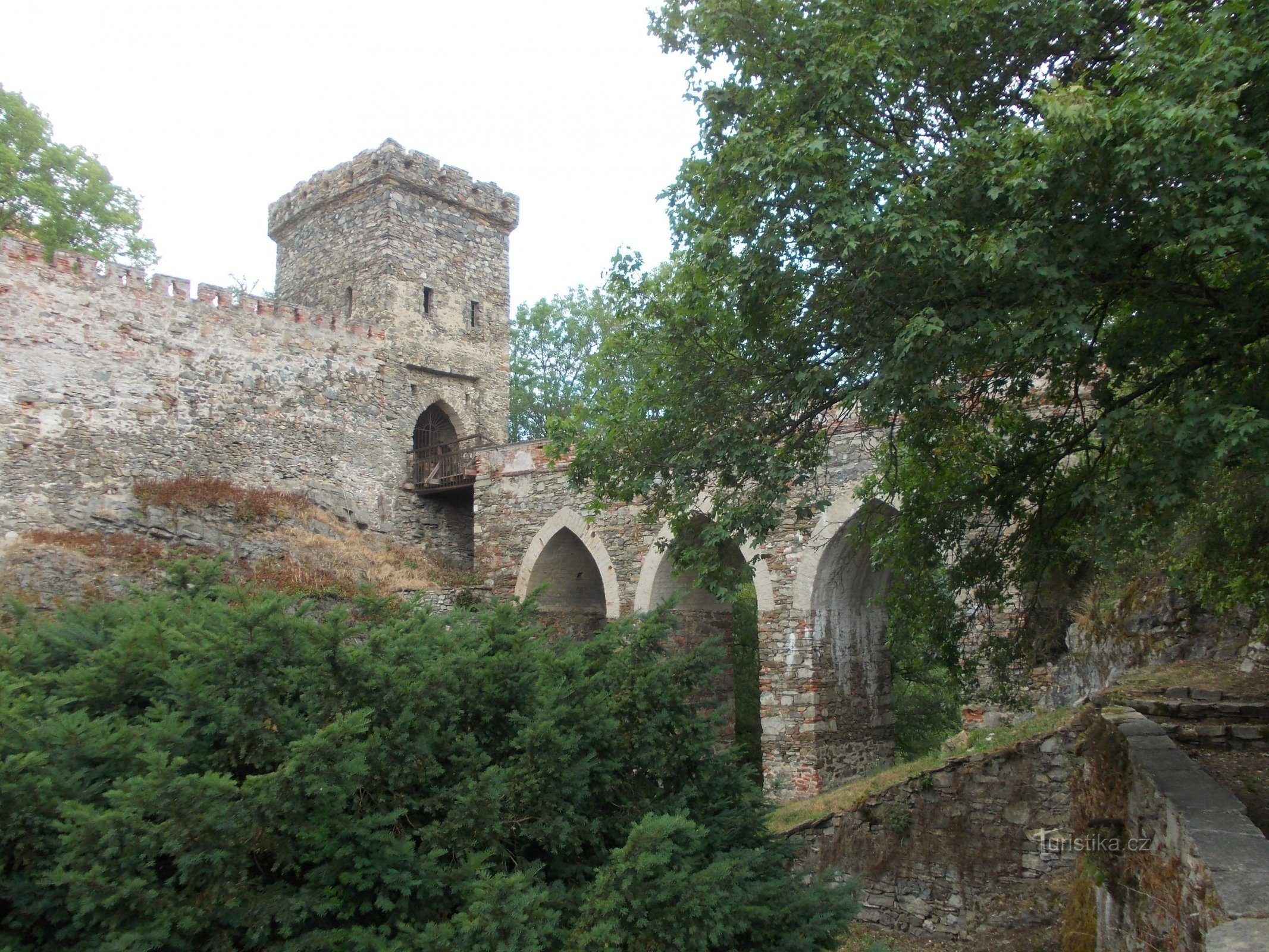 bức tường lâu đài và con đường tiếp cận qua cây cầu đến lâu đài