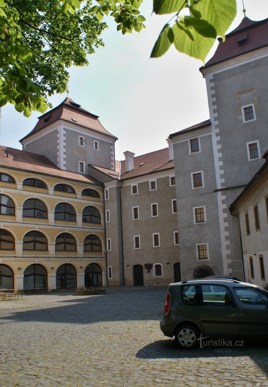 cour du château