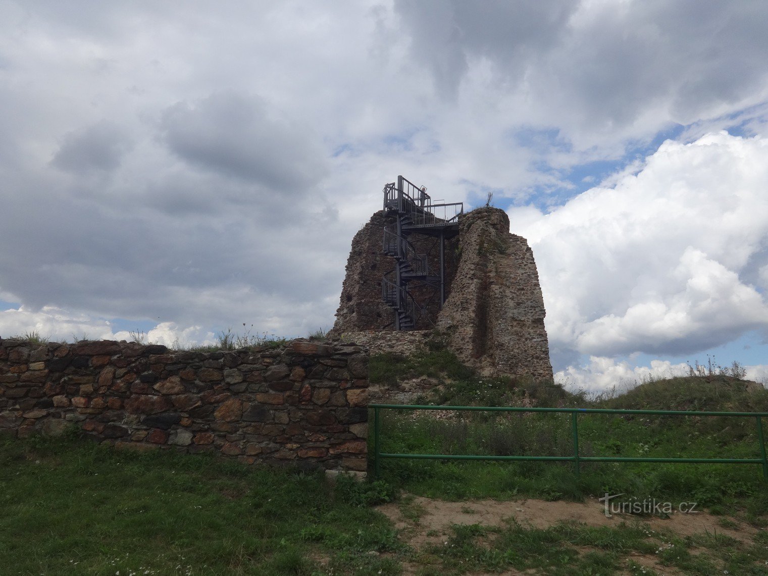 Mirador del castillo de Milada en las ruinas de Lichnice en las Montañas de Hierro