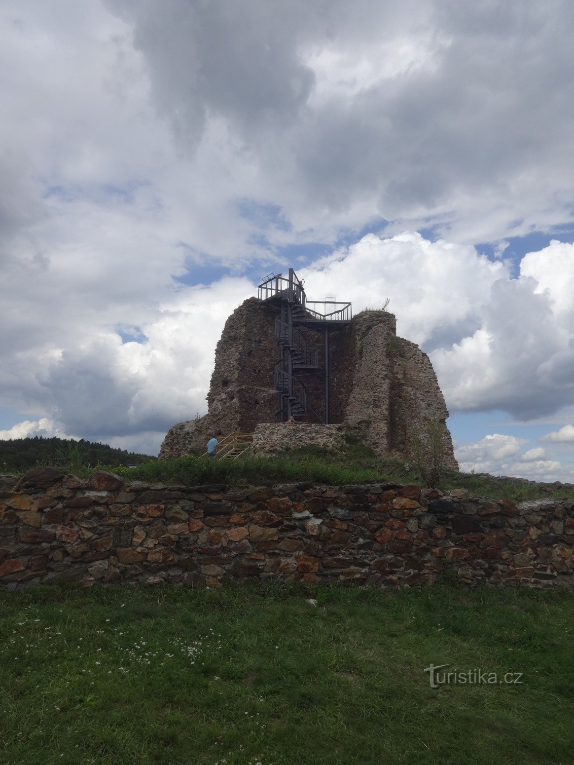 Milada Castle Lookout vid ruinerna av Lichnice i Iron Mountains