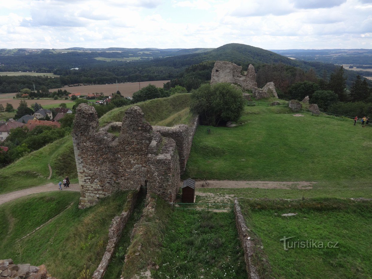 Milada Castle Lookout bei den Ruinen von Lichnice im Eisengebirge