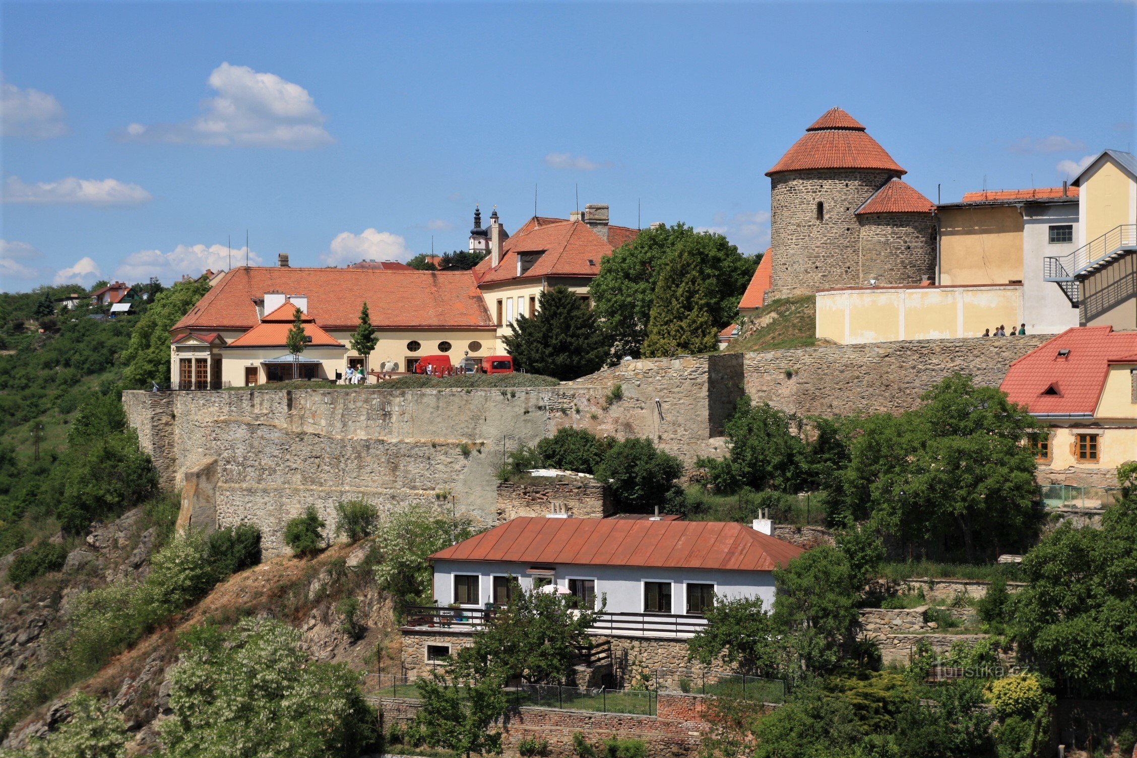 The castle lookout is located on the castle terrace in front of the rotunda of St. Catherine