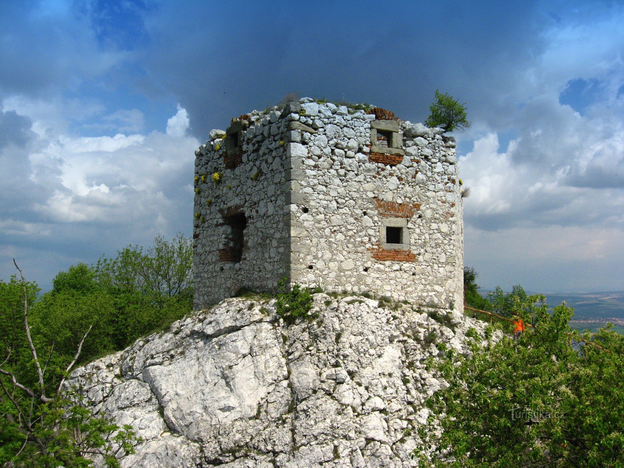 Ruinele castelului din Děvička