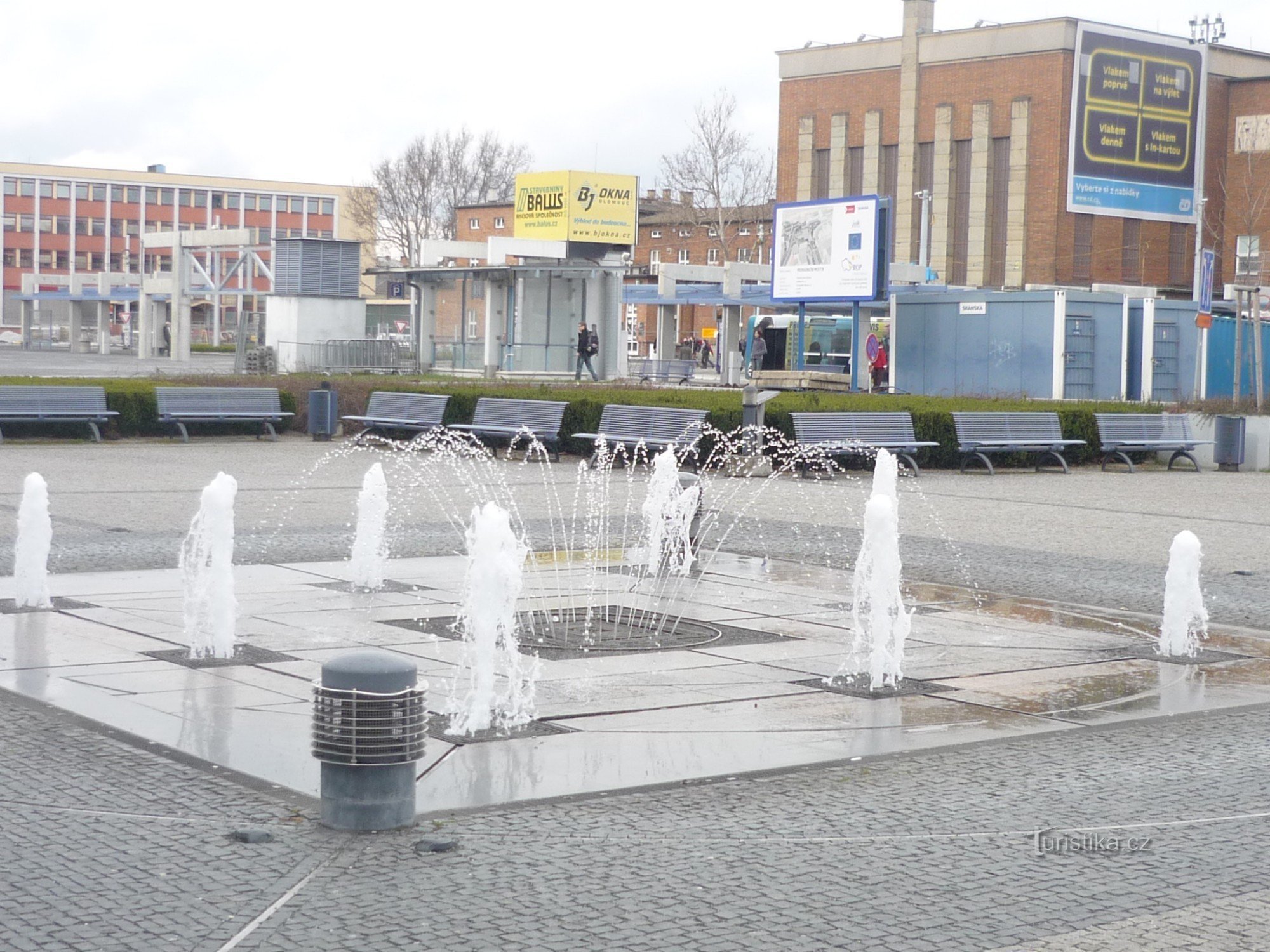 Leikkivä ja tanssiva suihkulähde Olomoucissa