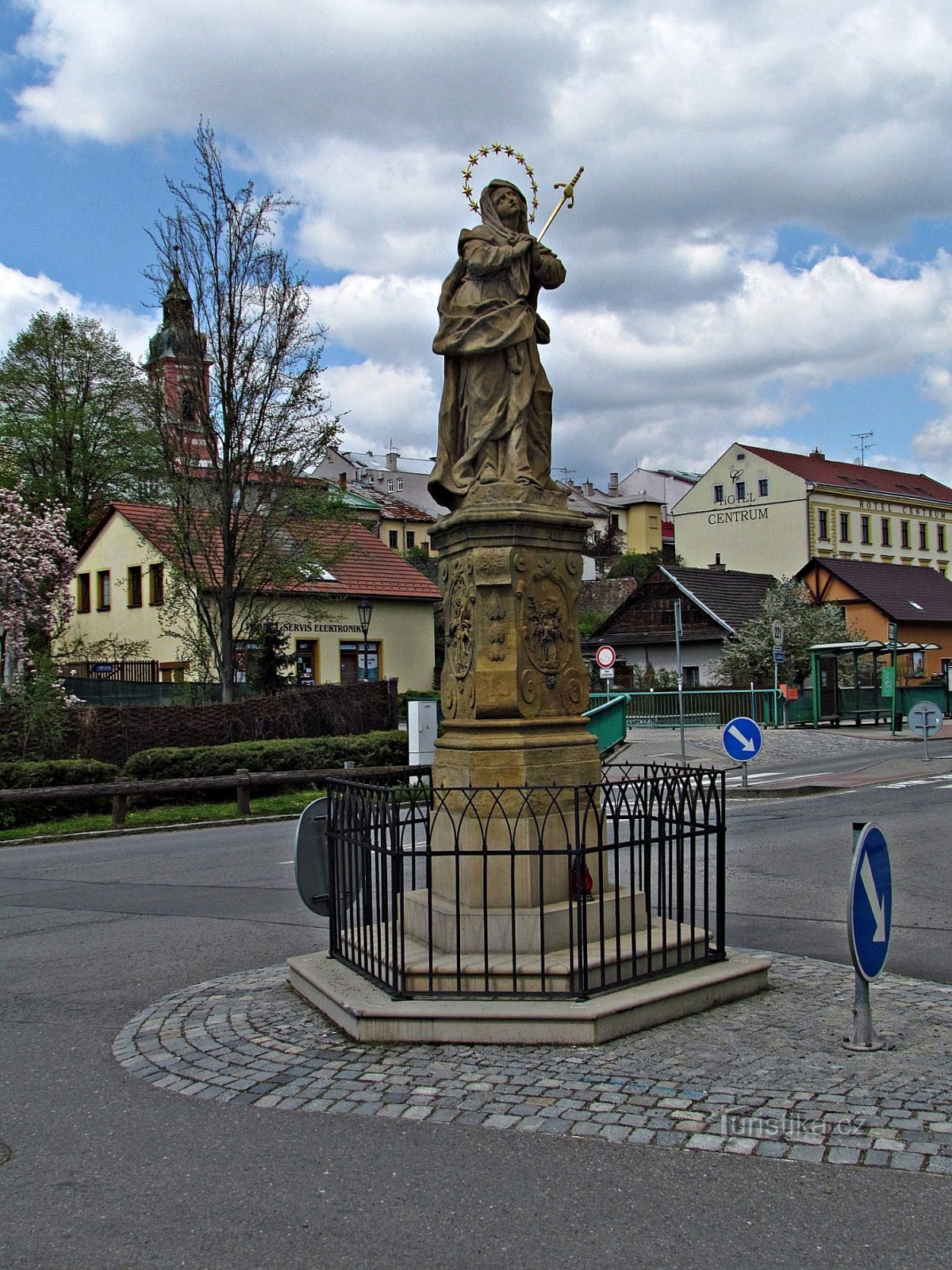 Statue frontalière de Notre-Dame des Douleurs