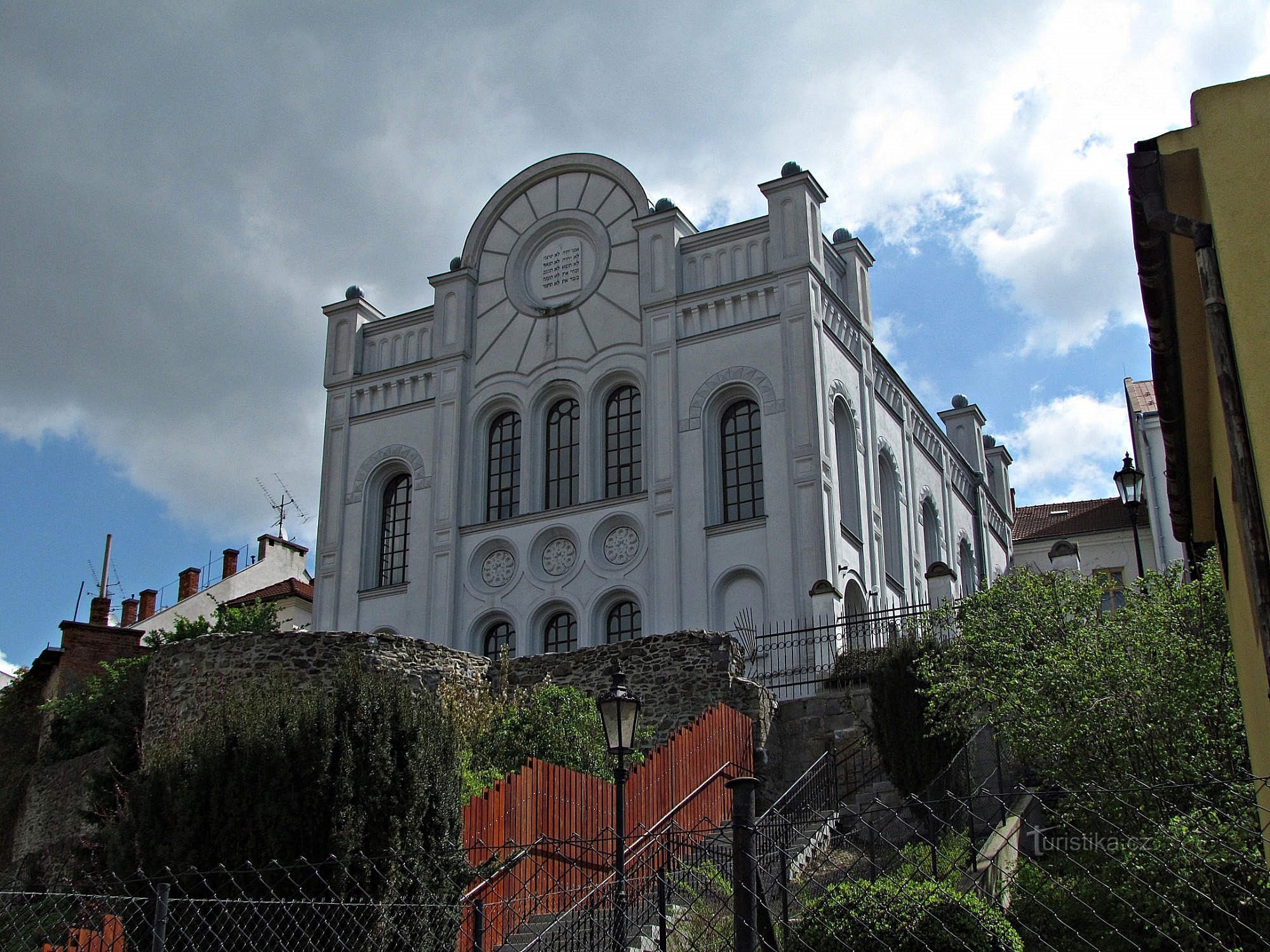 Fotos de fronteira por trás da sinagoga