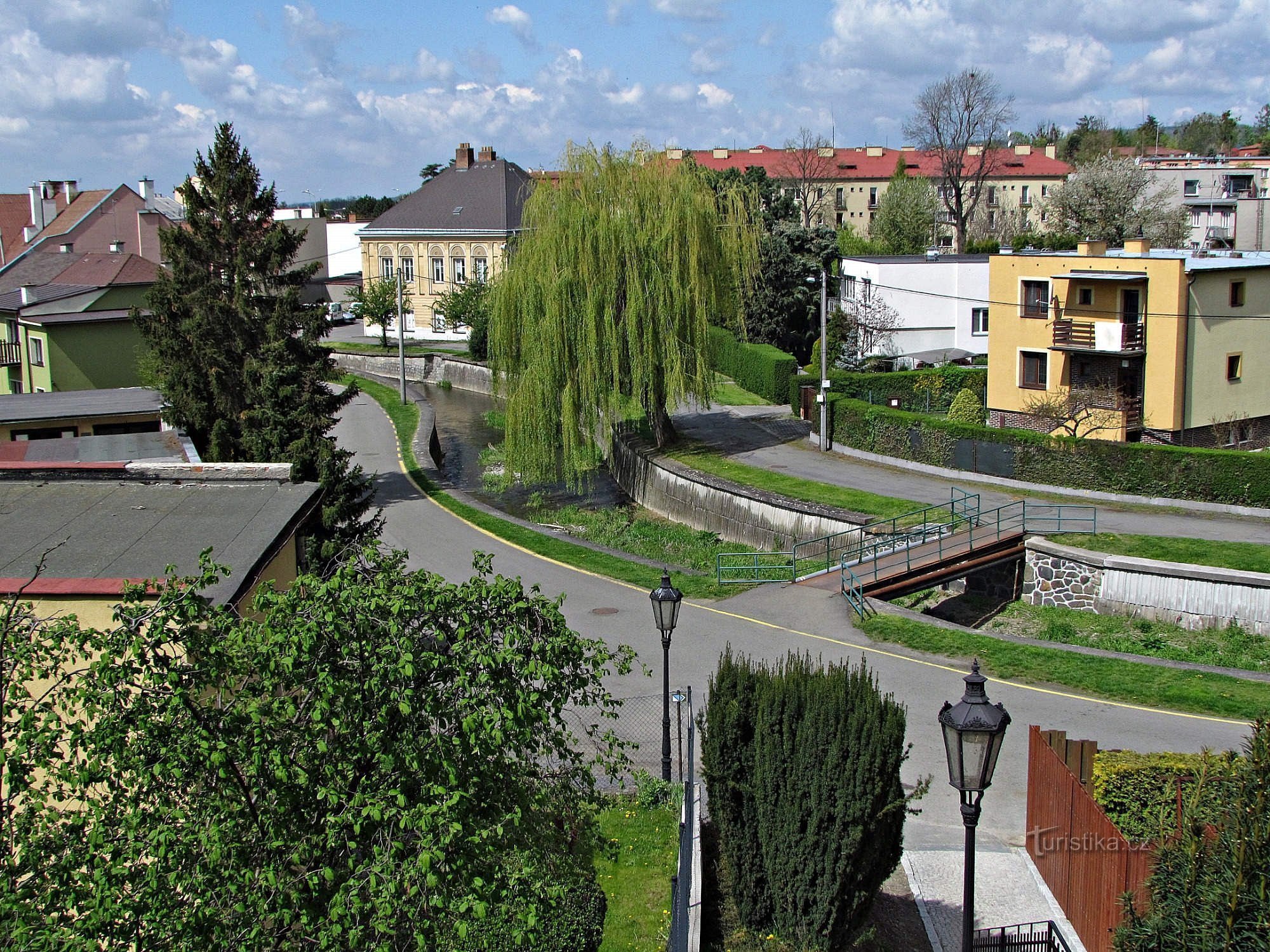 Reunuskuvia synagogan takaa